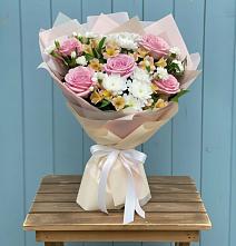 Букет цветов из:  Гвоздики, Орхидеи и Розы в Боготоле