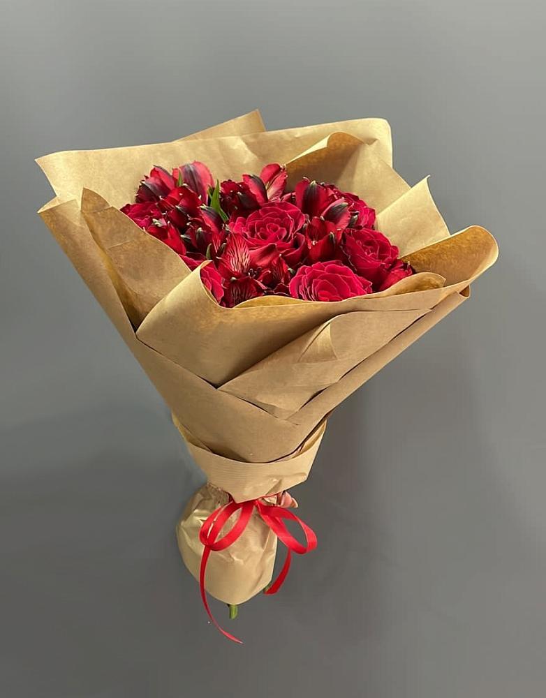 Букет цветов из: Альстромерии и Розы в Боготоле