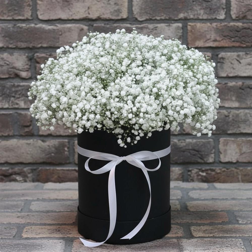 Цветочная композиция из Гипсофила в шляпной коробке в Боготоле