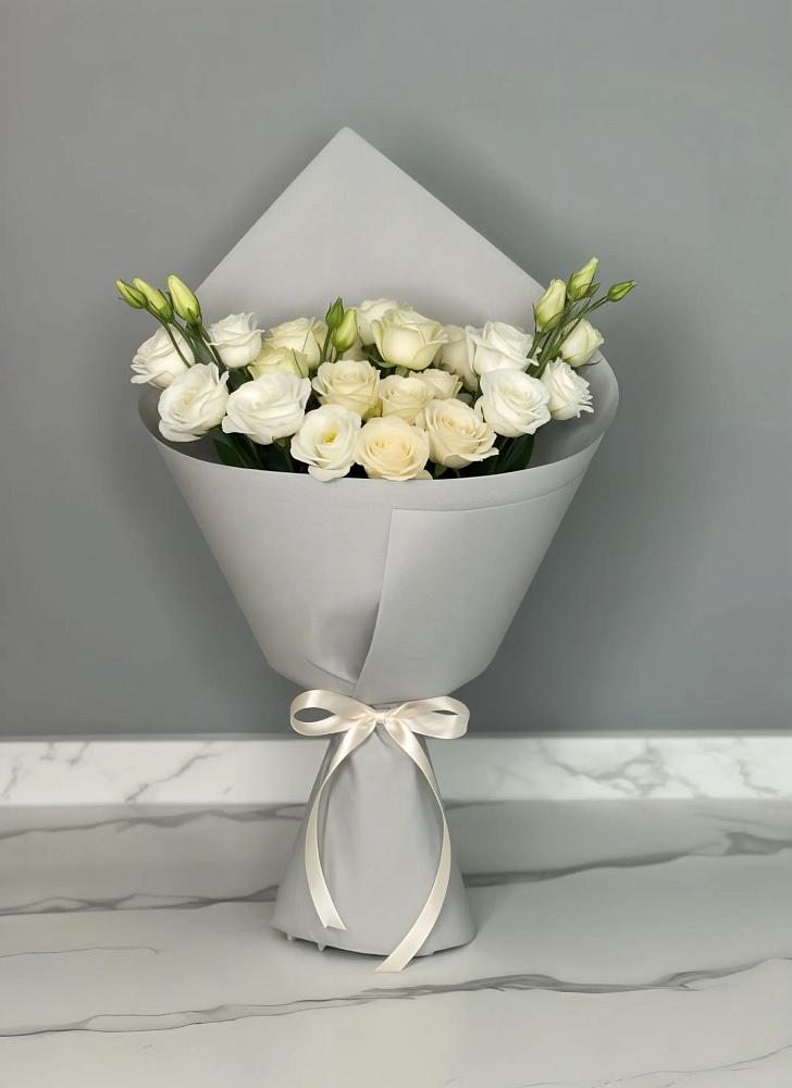 Букет цветов из: Розы и Лизиантусы в Боготоле