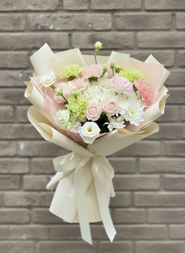 Букет цветов из: Гвоздики, Розы, Лизиантусы и Хризантемы в Боготоле