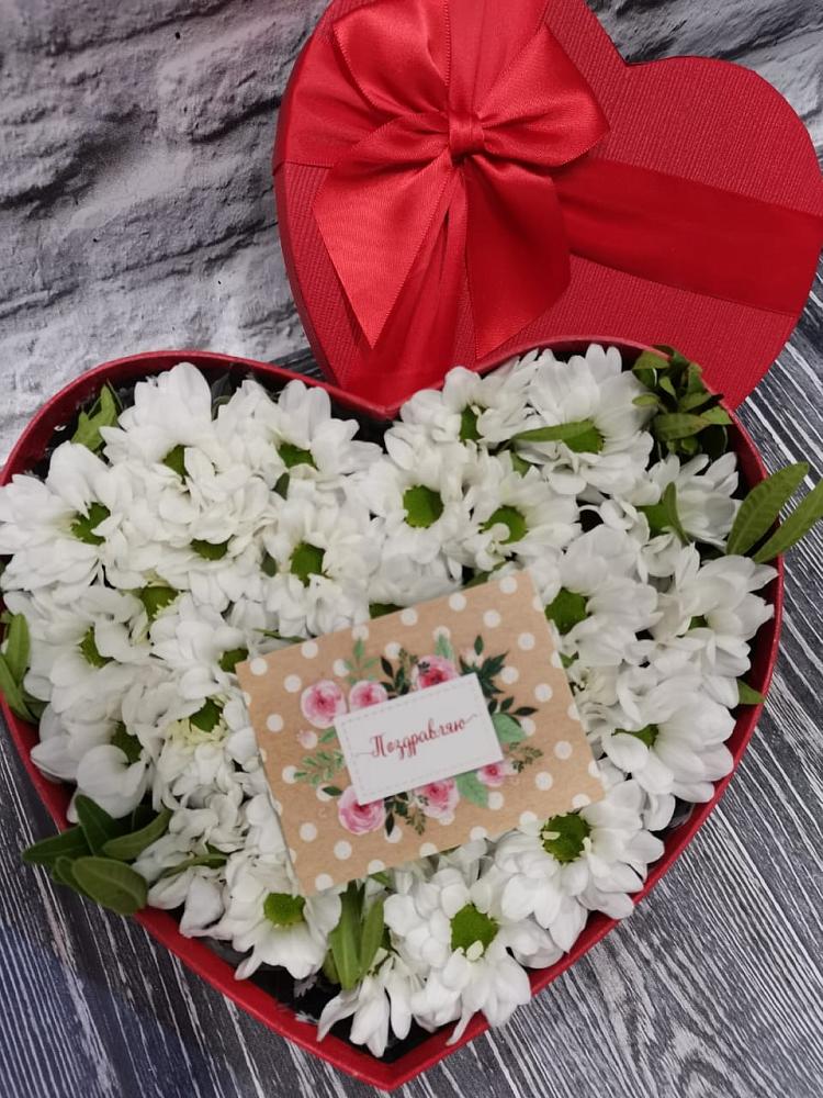 Цветочная композиция из Хризантемы в виде сердца в Боготоле