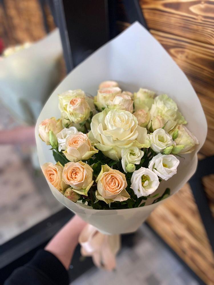 Букет цветов из: Розы и Лизиантусы в Боготоле